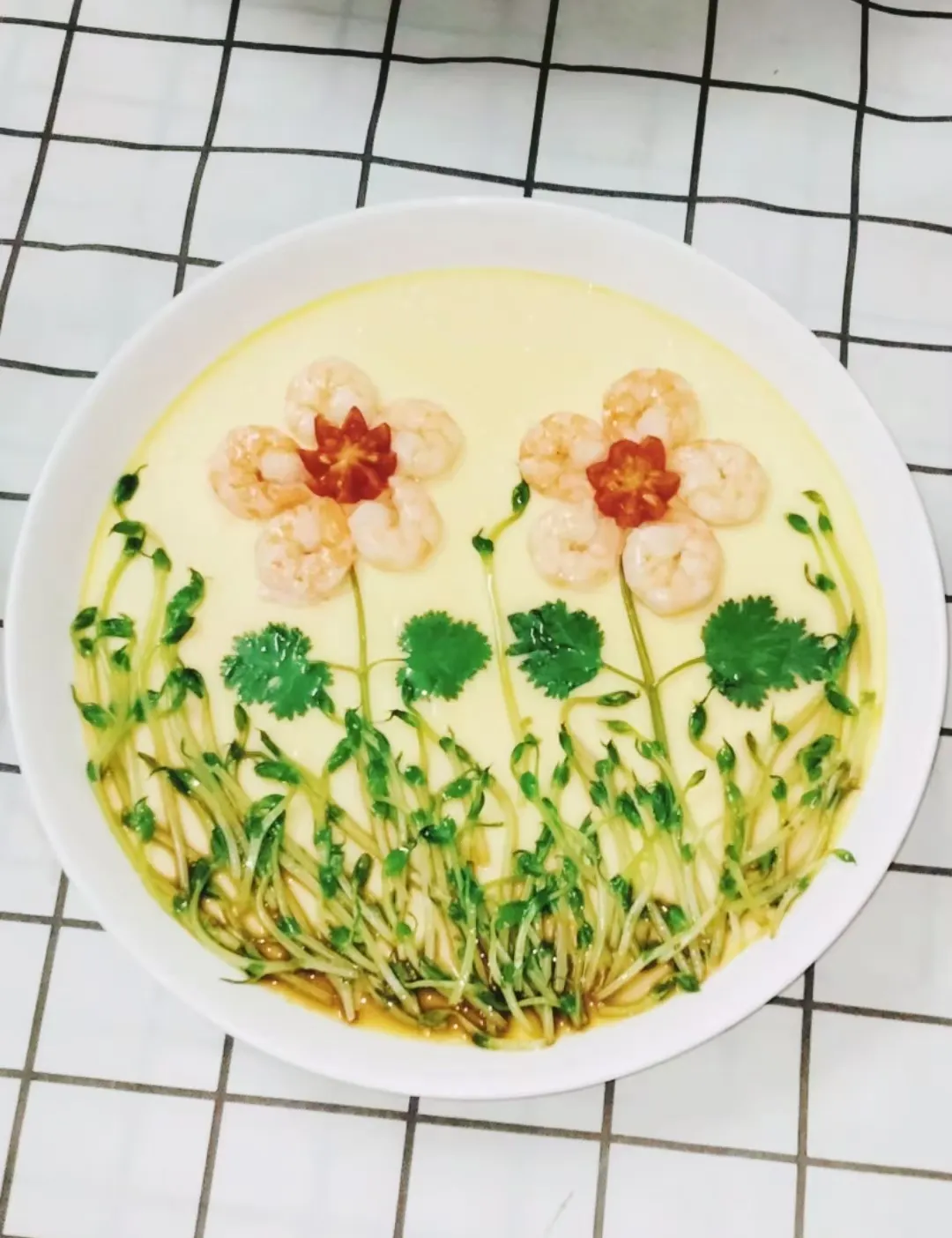 虾仁和豆苗摆成花朵的蒸蛋