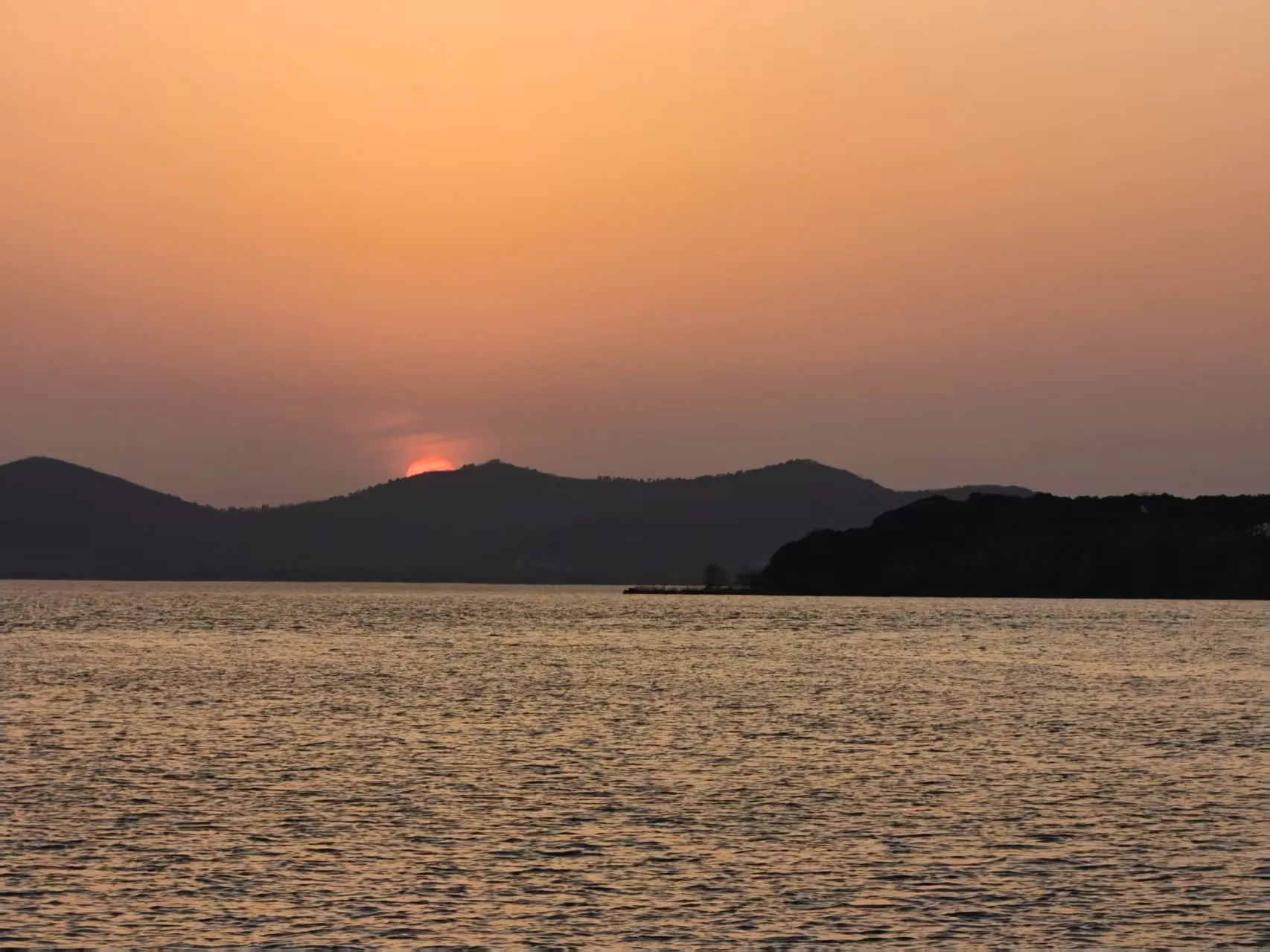 暮色映在开阔湖面与远山上