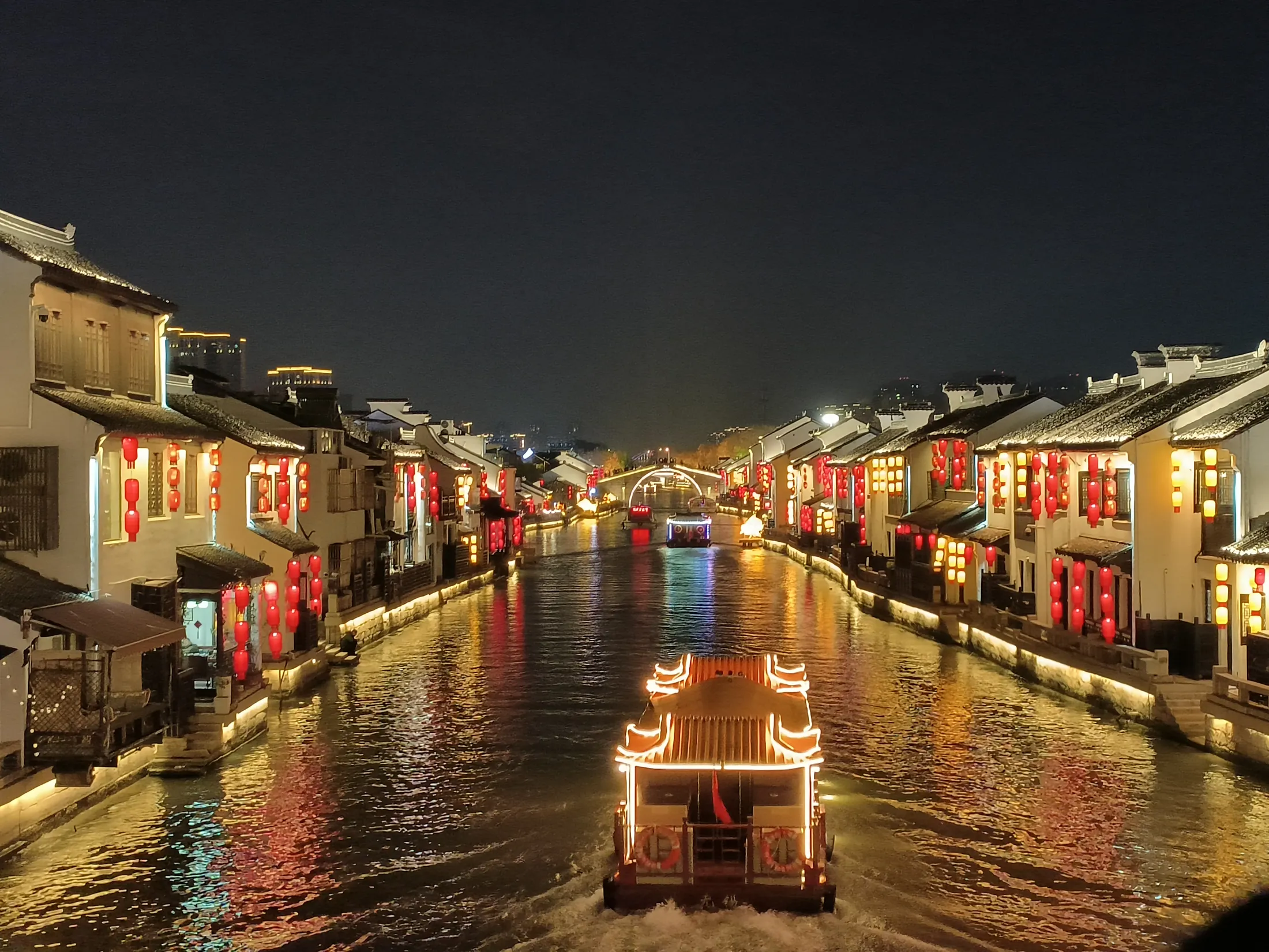 夜色里的江南河道与灯火