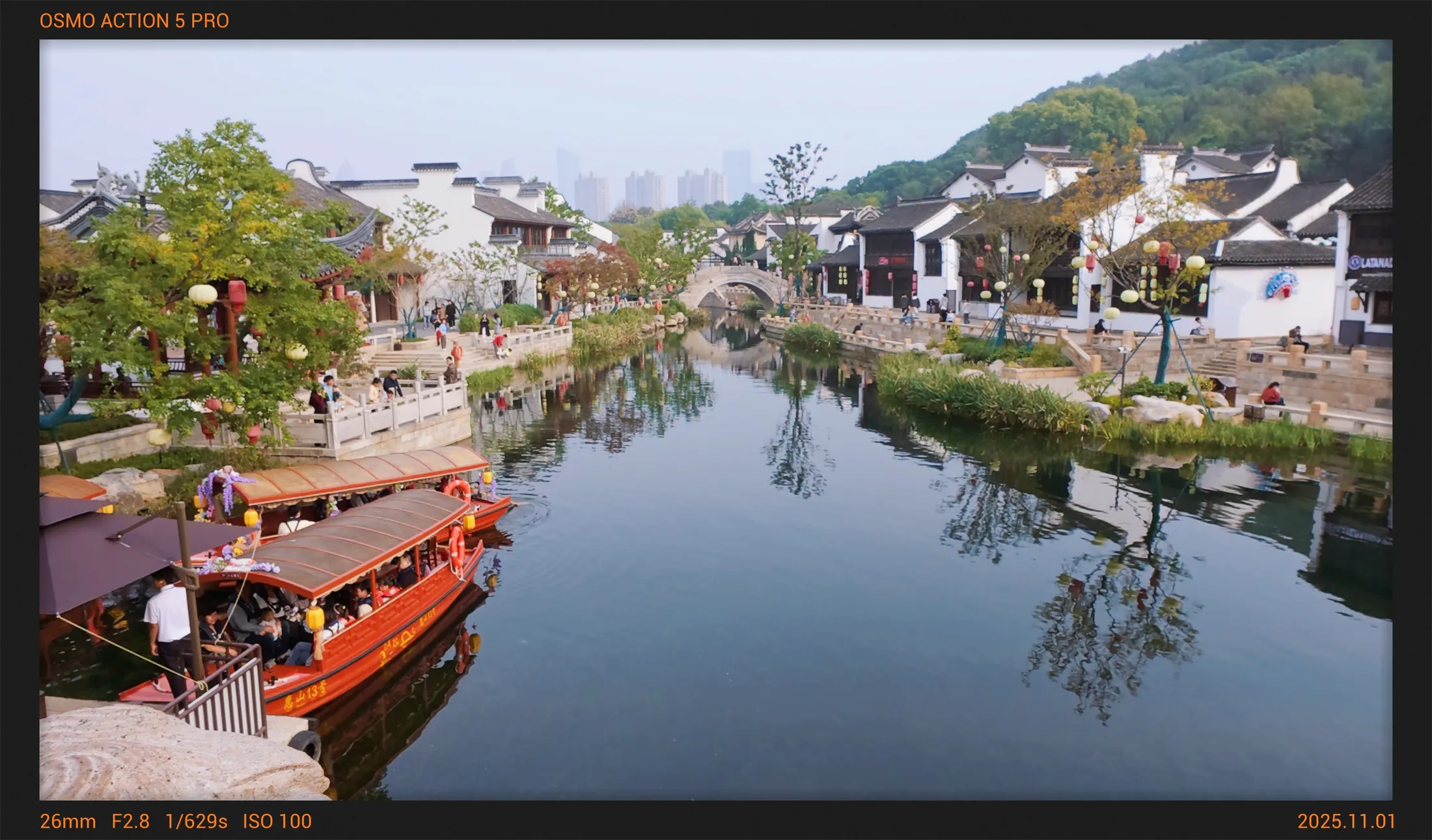 白墙黛瓦与游船构成的江南水乡